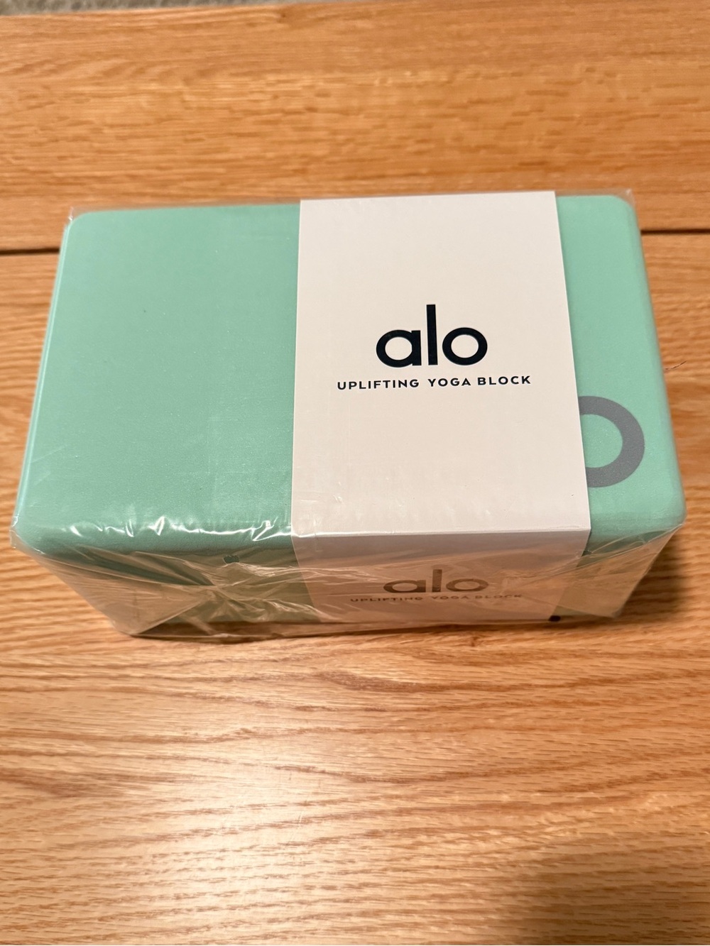 NWT Alo Yoga Uplifting Block Honeydew Silver